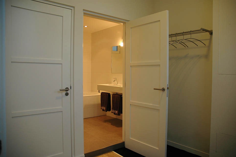 Badkamer met douche en ligbad