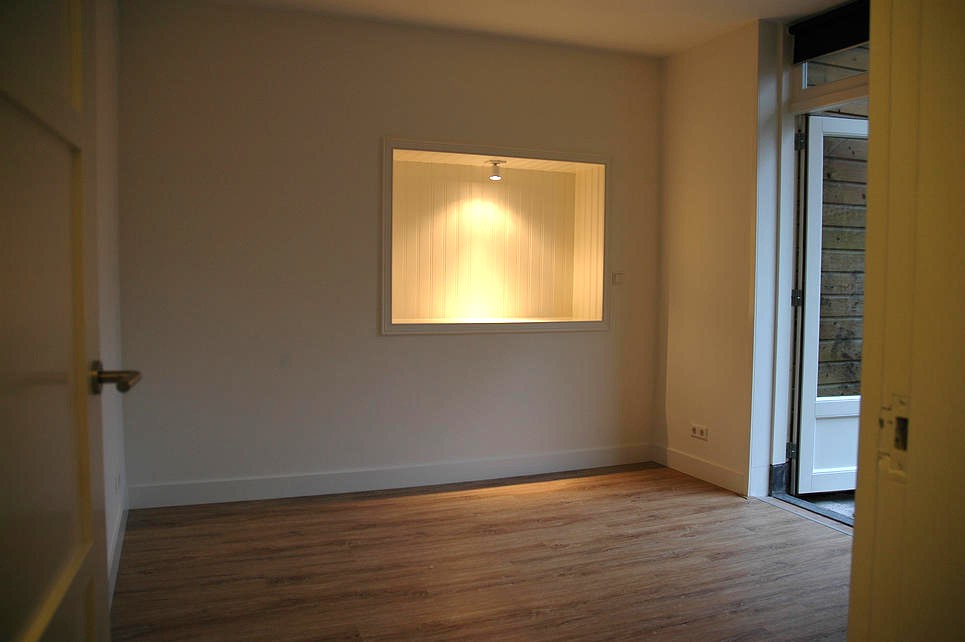 Master slaapkamer met openslaande deuren naar tuin