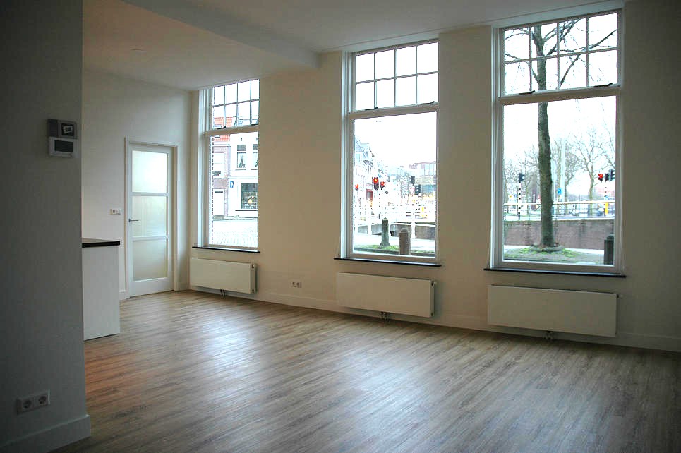 Uitzicht op gracht vanuit woonkamer