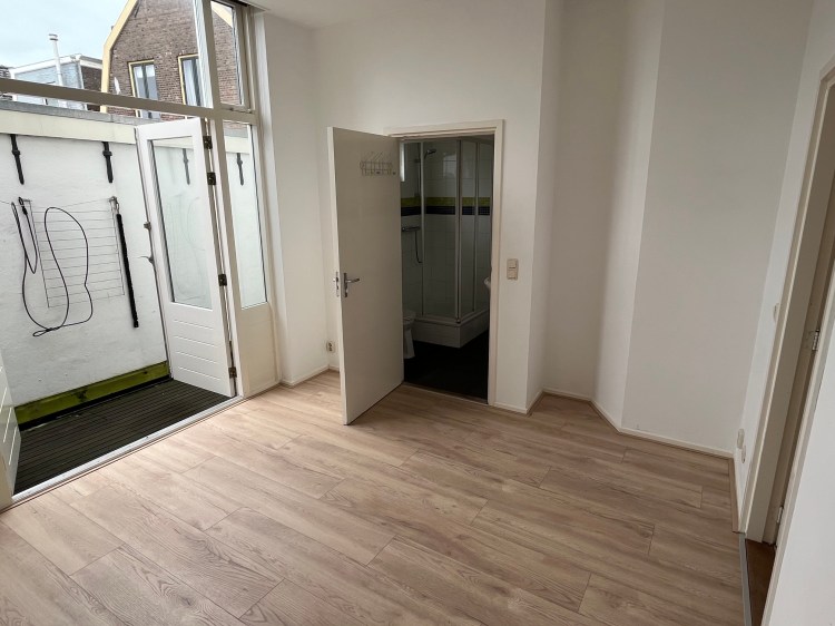 Slaapkamer met badkamer en inpandig balkon